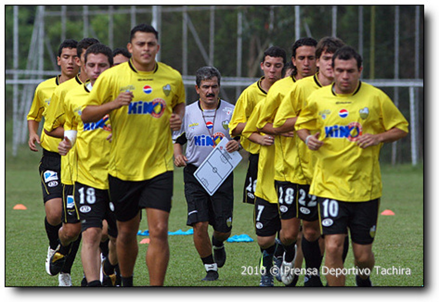 <p>(Por ejemplo) Yo voy al entrenamiento a las 6:00 de la mañana los martes y jueves.</p>