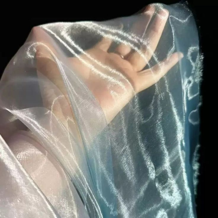<p>gauzy ( adj )</p><p>→ gauze ( UN ) ( CN/UN = wire gauze )</p>
