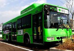 <p>Автобус</p><p>저는 버스를 타요. = I take the bus.</p><p>버스 정류장이 어디예요? = Where is the bus stop?</p>