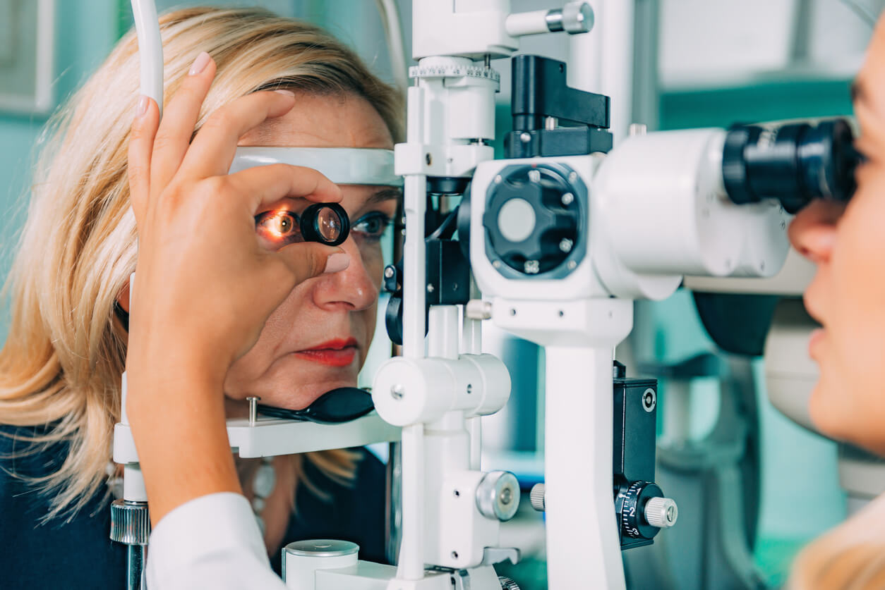 <p><span><span>examine elements of the anterior segment including the cornea, lens, anterior chamber and iris</span></span></p>