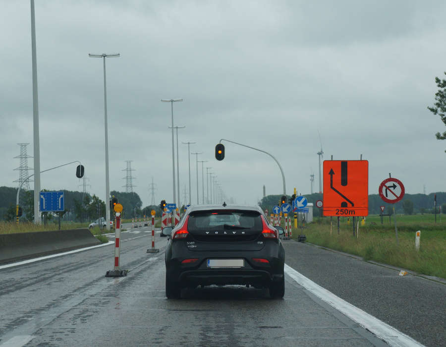 <p>Mag je aan het verkeerslicht rechts afslaan?</p>