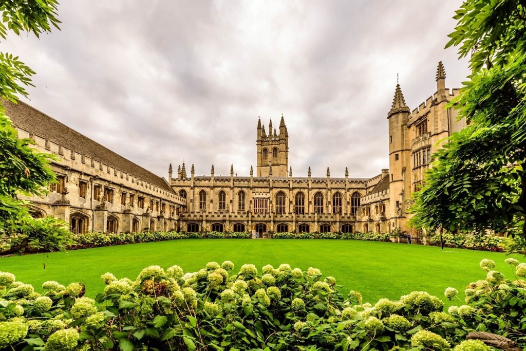 <p>campus (n) <span>/ˈkæmpəs/</span></p>
