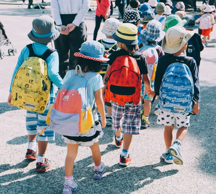 <p>education that children are required to receive by law</p><p>В AmE в повседневной речи также часто говорят <strong>mandatory education</strong> или <strong>compulsory schooling</strong></p>