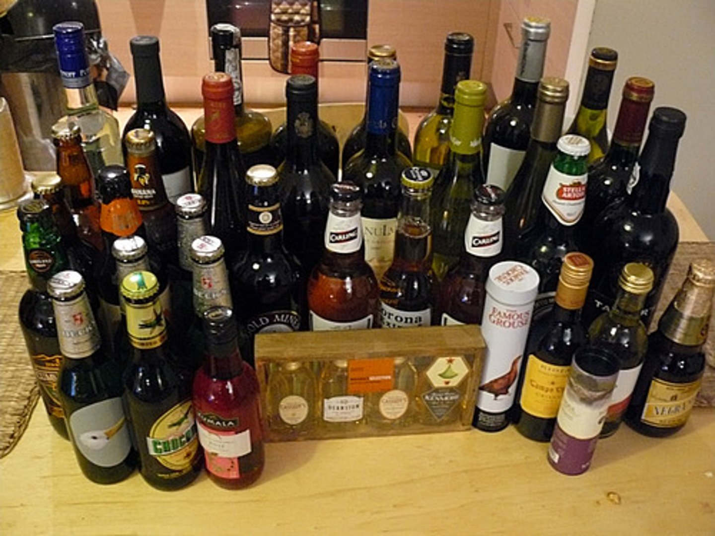 <p>/buːz/ noun (uncountable, slang)</p><p>Informal word for alcoholic drinks.</p><p>give up/drink/avoid booze</p>