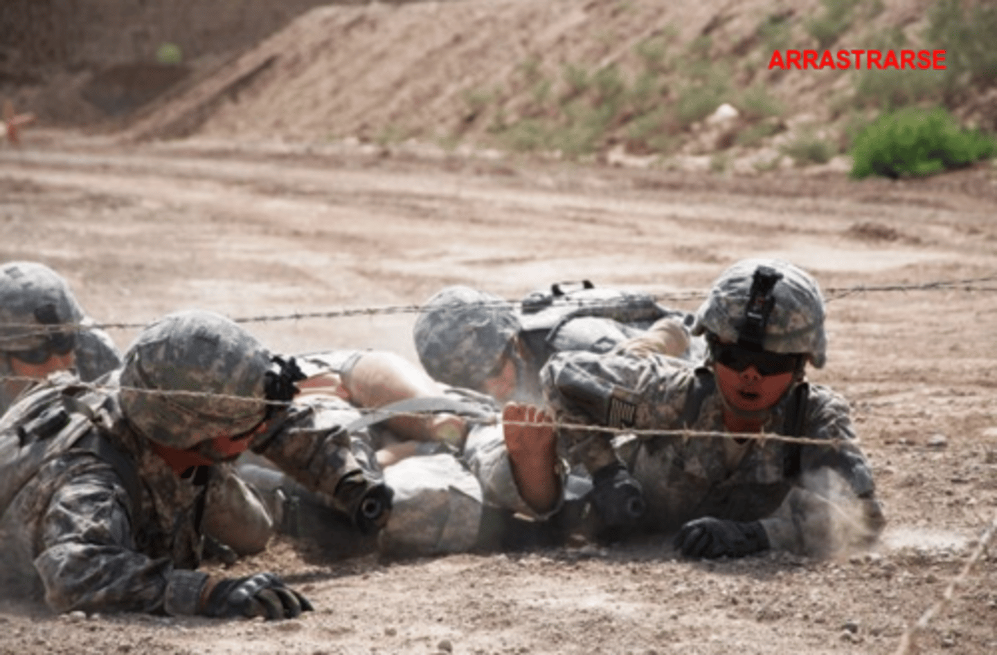 <p>красться</p>