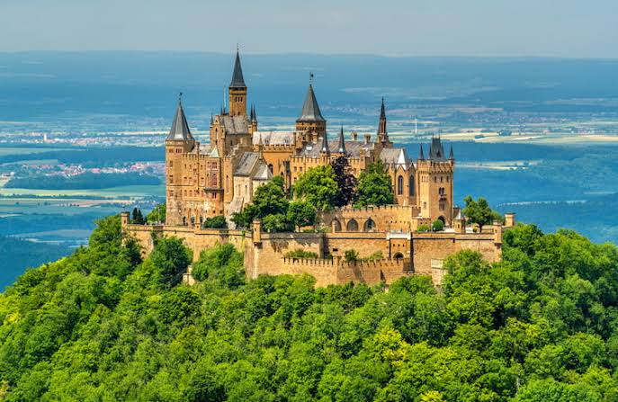 <p>castle [<span><span>ˈkɑːsl]</span></span></p>