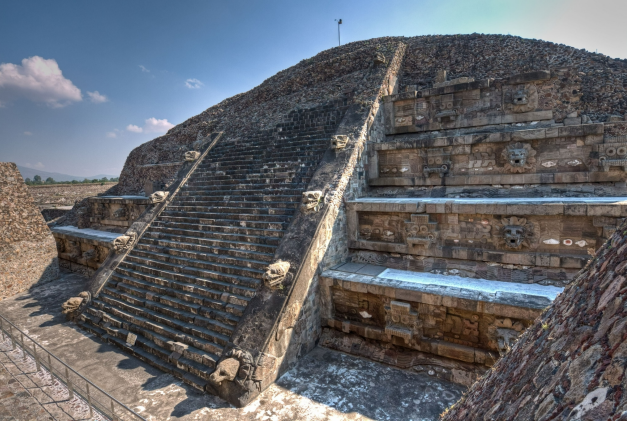 <p>Covered by featherd serpent heads, this pyramid contains many sacrifical burials to the Quetzalcoatl diety. Was deliberatly burried under a second plain pyramid to hide it away and rejected the feathered serpent cult.</p>