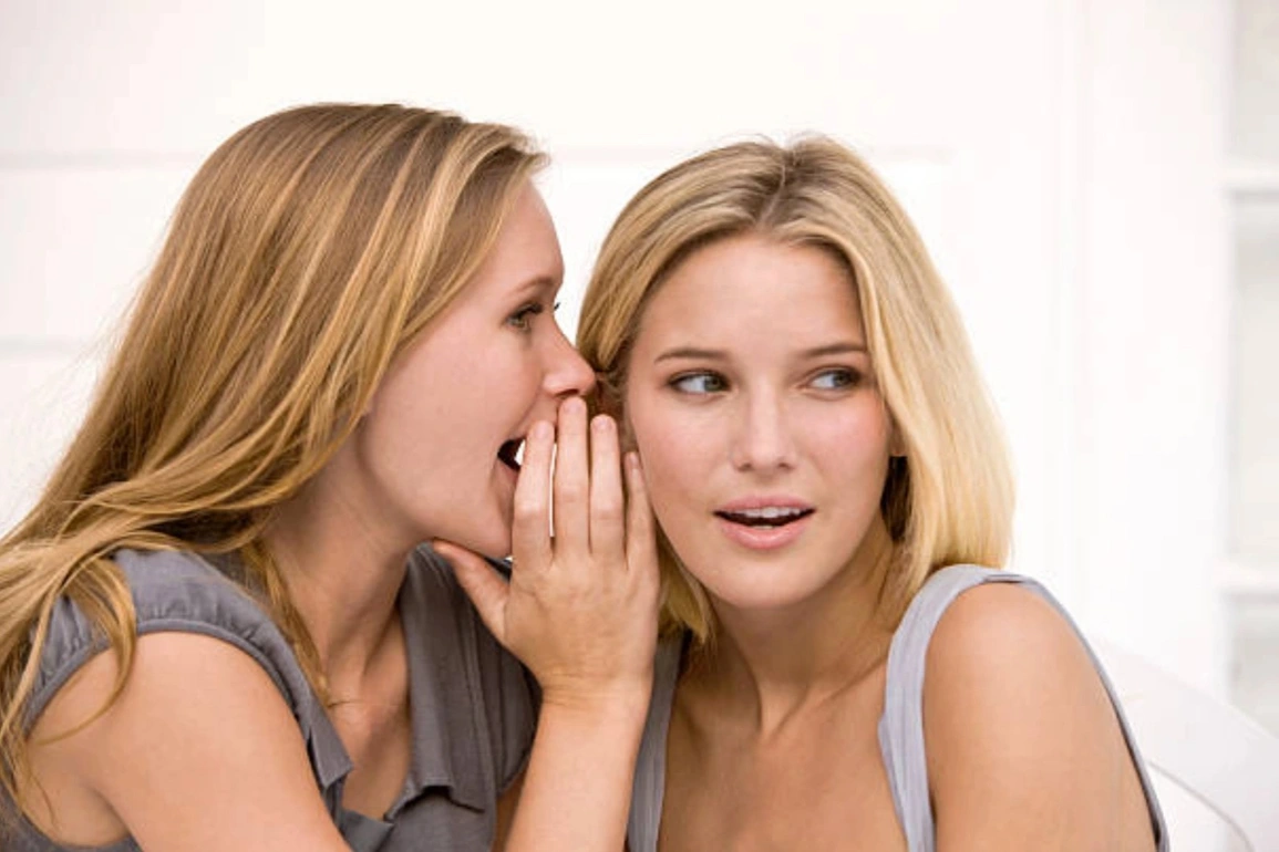 <p>big mouth <span>/bɪɡ maʊθ/</span></p>