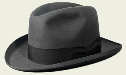 <p><span>Lobbia</span></p><p><span>Detto anche: Homburg Hat. Cappello di origine italiana in feltro nero o grigio, con falda rialzata, ripiegata e profonda piega sulla cupola ornata da un largo nastro.</span></p>