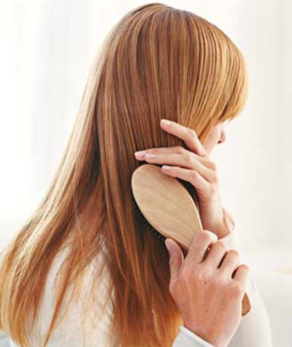 <p>to brush one's hair</p>