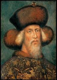 <p>Német ( 1410-1437), magyar (1387-1437), cseh királyként(1419-1437) és német-római császárként(1433-1437) Európa legtekintélyesebb uralkodója volt. Birodalma központját Budán rendezte be, amelyet európai hírű királyi rezidenciává fejlesztett. Nevéhez fűződik az utolsó összeurópai keresztes hadjárat megszervezése (1396), a nagy nyugati egyházszakadás felszámolása (1417), és a huszitizmus elleni harc megkezdése. Magyar királyként elsősorban Dalmácia elvesztésével, Visegrád és Buda nyugati színvonalú kiépítésével, illetve az Oszmán Birodalommal szembeni defenzívába vonulással, a végvárrendszer kiépítésével, valamint törvényeinek gazdasági és jobbágyokkal kapcsolatos előremutató jellegével írta be magát a történelembe. Fiú örökös hiányában utódjául lánya férjét, Habsburg Albertet jelölte.</p>