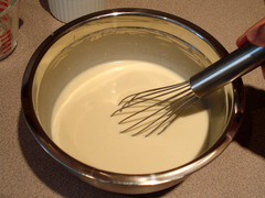 <p>liquid mixture of flour, egg, and milk used in cooking Example: Dip the fish into the crisp _____ before frying. bột rán / bột trộn lỏng u Bột trộn dạng lỏng (dùng tẩm rán hoặc làm bánh kếp/waffle). UK: /ˈbæt.ər/ | US: /ˈbæt.ɚ/</p>