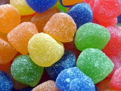 <p>small chewy jelly candy shaped like a dome Example: The children enjoyed eating sweet fruity _____. kẹo dẻo bọc đường c Kẹo dẻo phủ đường hình vòm/nón nhỏ. UK: /ˈɡʌm.drɒp/ | US: /ˈɡʌm.drɑːp/</p>