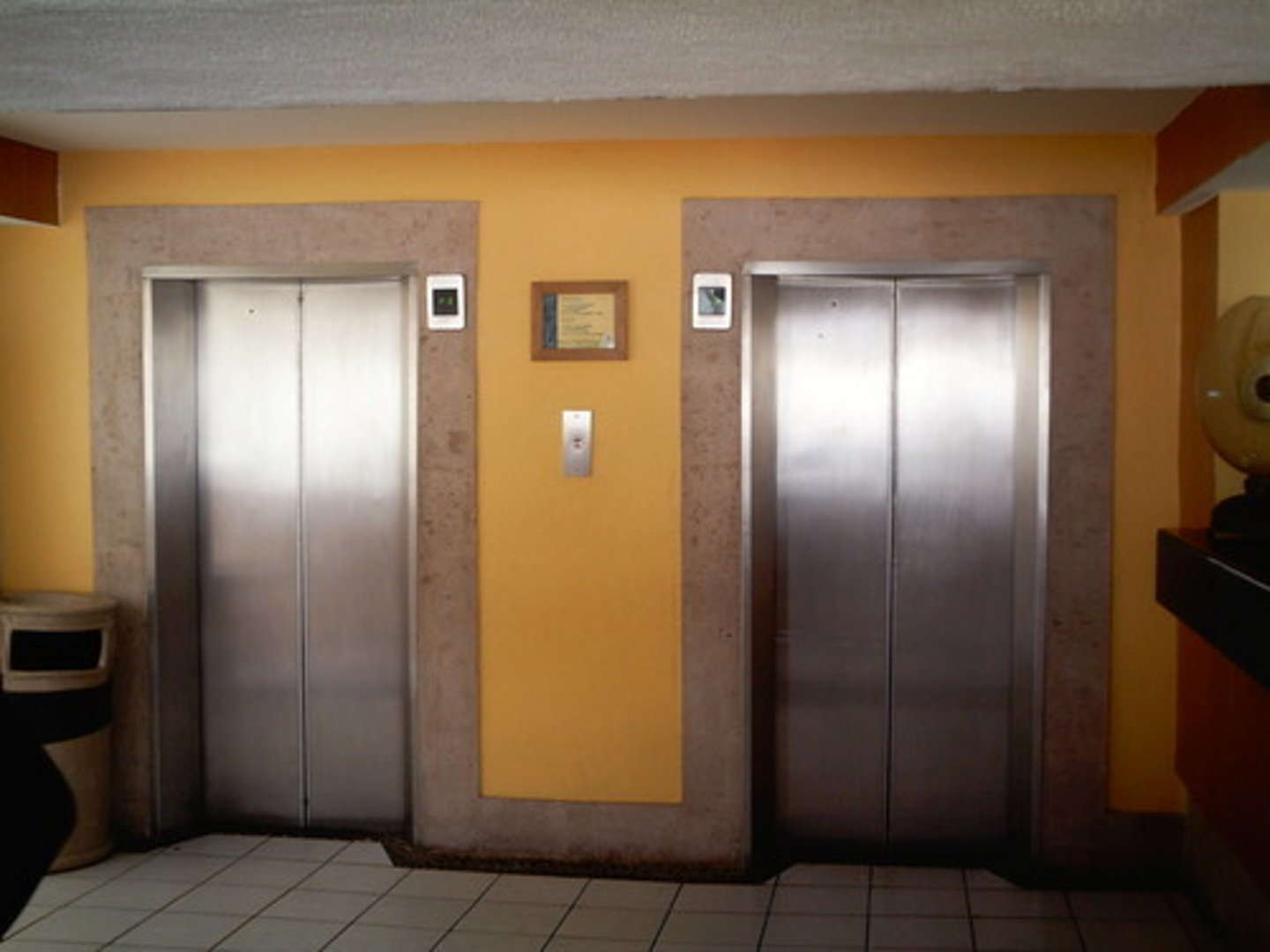 <p>lift / elevator</p>