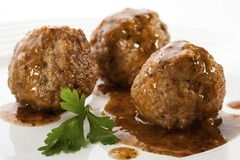 <p>small balls of minced meat mixed with spices Example: Spaghetti with tomato sauce and _____ is a classic dish. thịt viên c Thịt viên tròn nhỏ thường nấu với mì/sốt. UK: /ˈmiːt.bɔːlz/ | US: /ˈmiːt.bɑːlz/</p>