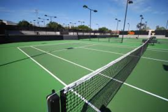 <p>(n) sân, sân có đg kẻ (tennis..)</p>
