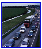 <p>1. Primaire luchtverontreiniging (Direct uit de uitlaat)</p><p>Deze stoffen worden door verbranding van brandstof (diesel, benzine) of door mechanische slijtage direct in de lucht gebracht:</p><ul><li><p><strong>NO (NO en NO2):</strong> Stikstofoxiden. Ontstaan door de hoge druk en temperatuur in verbrandingsmotoren. Ze irriteren de luchtwegen acuut.</p></li><li><p><strong>Fijnstof:</strong> Bestaat uit roetdeeltjes uit de uitlaat, maar bij verkeer hoort hier ook de <em>coarse mode</em> bij: slijtage van remmen, banden en het wegdek.</p></li><li><p><strong>CO2 en CO:</strong> CO2 (kooldioxide) is het bekende broeikasgas. $\text{CO}$ (koolmonoxide) ontstaat bij onvolledige verbranding en is giftig omdat het de zuurstofopname in je bloed blokkeert.</p></li><li><p><strong>Koolwaterstoffen (HC) &amp; Vluchtige stoffen:</strong> Dit zijn de organische restproducten. <strong>Benzeen</strong>, <strong>formaldehyde</strong>, <strong>aceetaldehyde</strong> en <strong>1,3-butadieen</strong> zijn berucht in de Urban Health omdat ze kankerverwekkend (carcinogeen) zijn en direct DNA-schade kunnen veroorzaken.</p></li><li><p><strong>(Pb) / Lood:</strong> Dit staat tussen haakjes omdat lood sinds de jaren '90 verboden is in autobenzine. Het is historisch gezien een van de grootste toxicologische boosdoeners in steden (veroorzaakte hersenschade bij kinderen), maar is nu grotendeels een legacy-probleem.</p></li></ul><div data-type="horizontalRule"><hr></div><p>2. Secundaire luchtverontreiniging (De chemische soep)</p><p>Deze stoffen worden <em>niet</em> door auto's uitgestoten, maar ontstaan pas wanneer de primaire emissies gaan reageren met elkaar, met zonlicht of met andere stoffen in de atmosfeer:</p><ul><li><p><strong>Ozon (fotochemische smog):</strong> Zoals we zagen bij de zomersmog-dia: stikstofoxiden (NO) en koolwaterstoffen (HC) reageren onder invloed van de zon en vormen ozon op leefniveau.</p></li><li><p><strong>Secundaire deeltjes (Secundair fijnstof):</strong> Gassen uit de uitlaat (zoals NO2 of SO2) reageren in de lucht met bijvoorbeeld ammoniak (NH3, afkomstig uit de landbouw). Hierdoor ontstaan nieuwe, vaste zoutkristallen (zoals ammoniumnitraat). Dit vormt een heel groot deel van de <em>accumulation mode</em> van het fijnstof dat we in steden inademen.</p></li></ul><p></p>