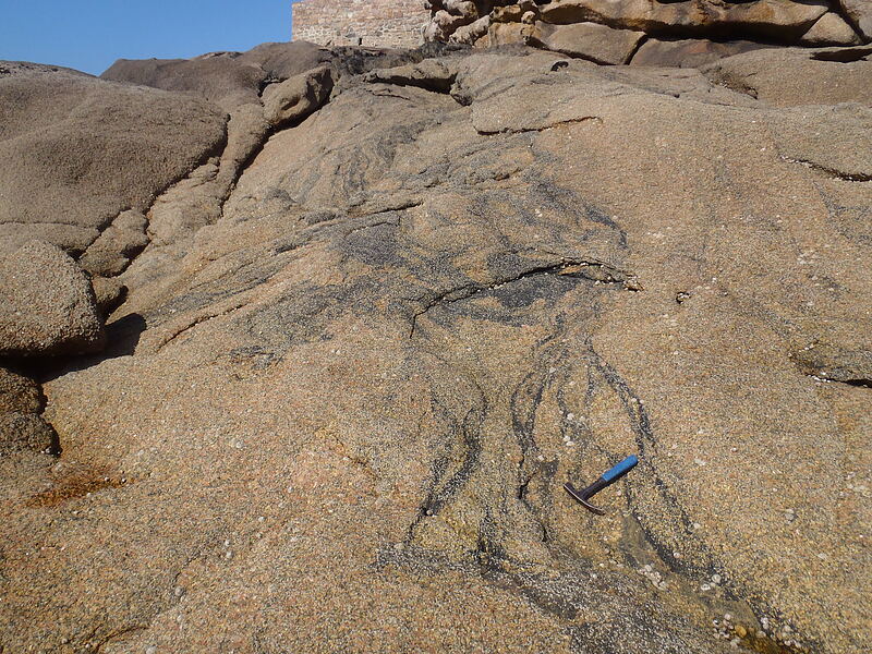 <p>Flow structure marked by steaky layers of mafic composition. </p>