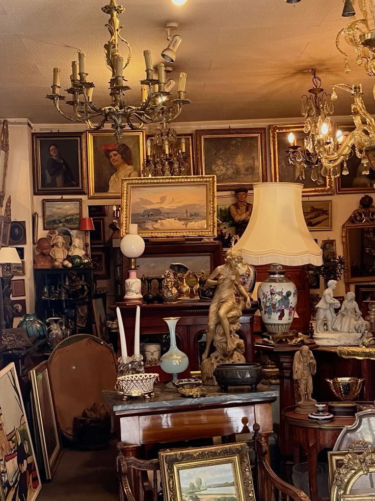 <p>She finds amazing old things at the <strong>antique centre</strong>.</p>