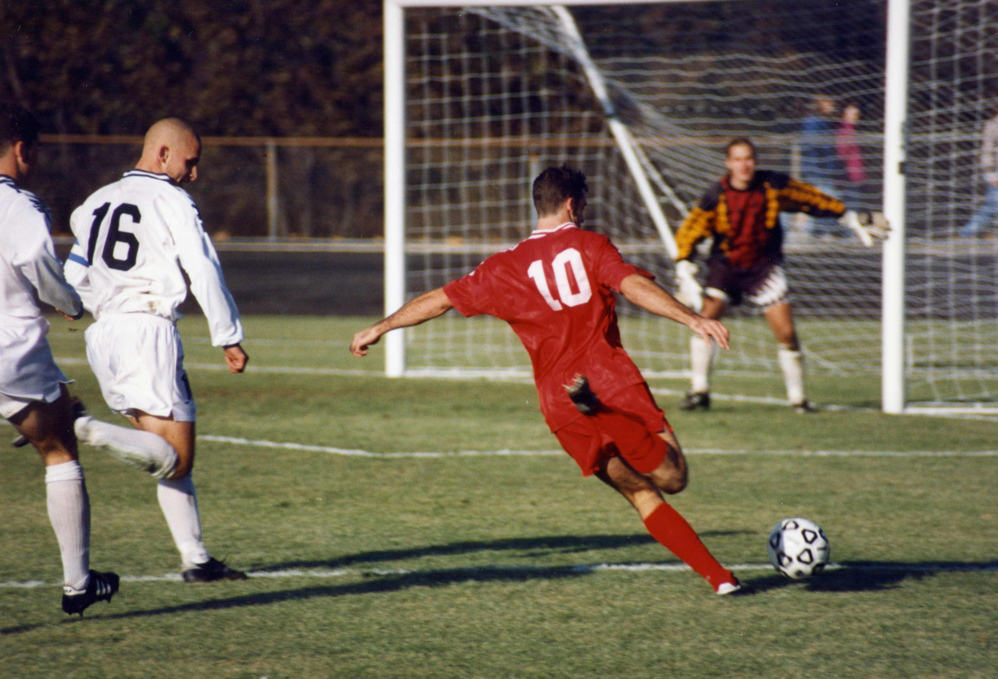 <p>football (n) /ˈfʊtbɔːl/</p>