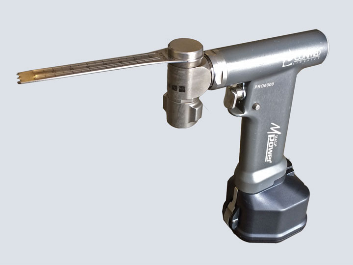 <p>Makes the bone resections and the femoral neck cut.</p>