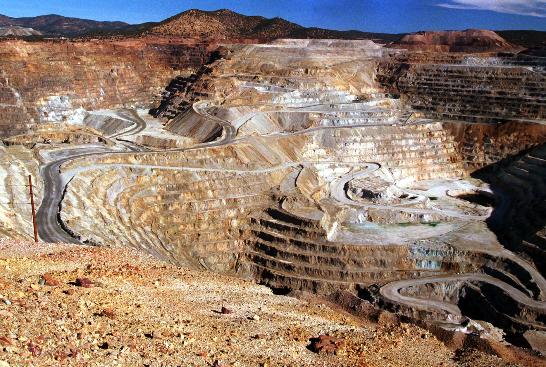<p>Mining (n)</p>