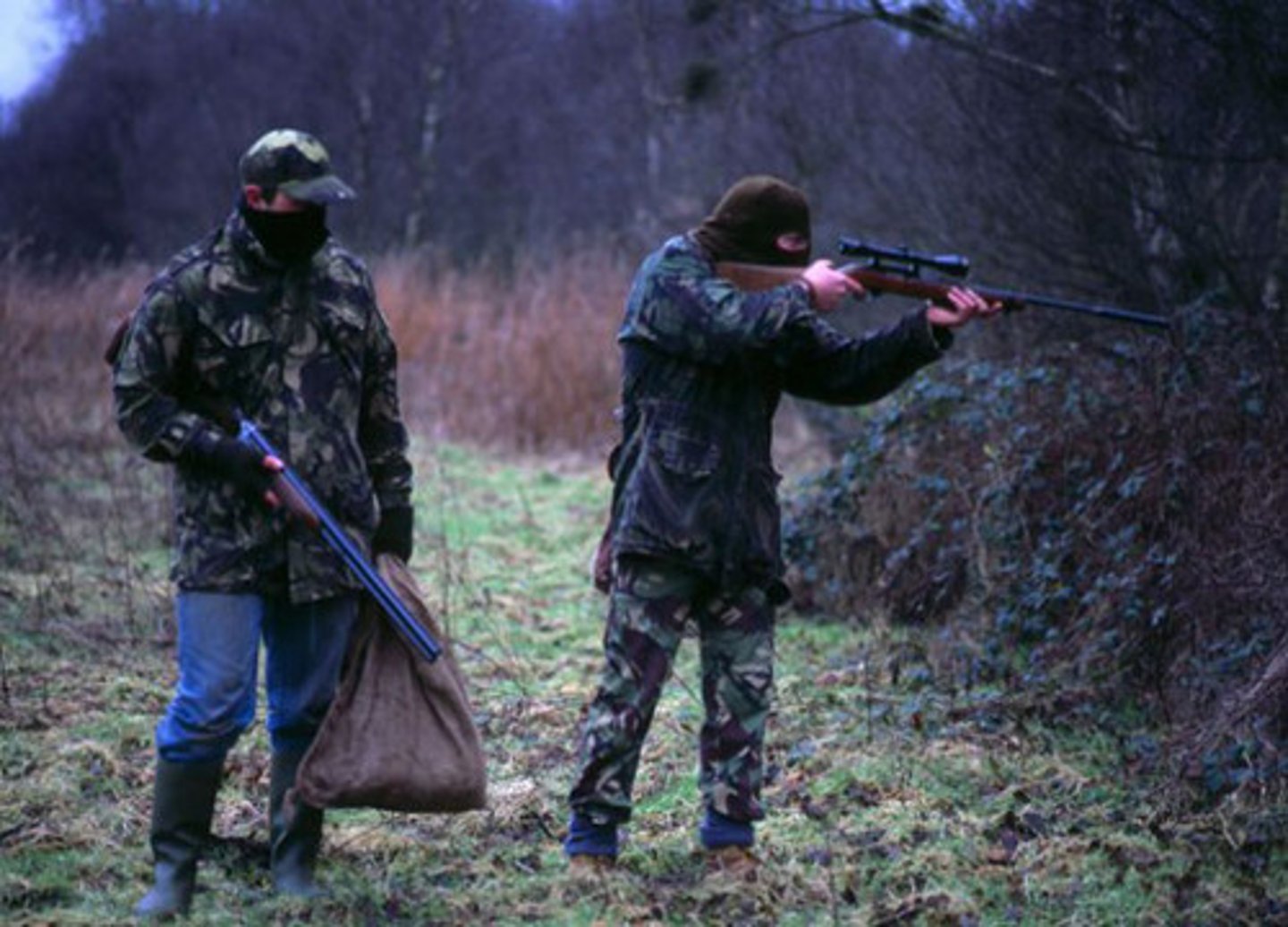 <p>TRANSLATION: браконьер</p><p>DEFINITION: a person who illegally hunts animals on someone else's land</p><p>EXAMPLE: A ........................ was caught trying to sell elephant tusks. БРАКОНЬЕР был пойман при попытке продать бивни слона.</p>