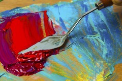 <p>dao bay - dụng cụ trét và pha màu (Example: He used a palette knife for texture. - Anh ấy dùng dao bay để tạo bề mặt.)</p>