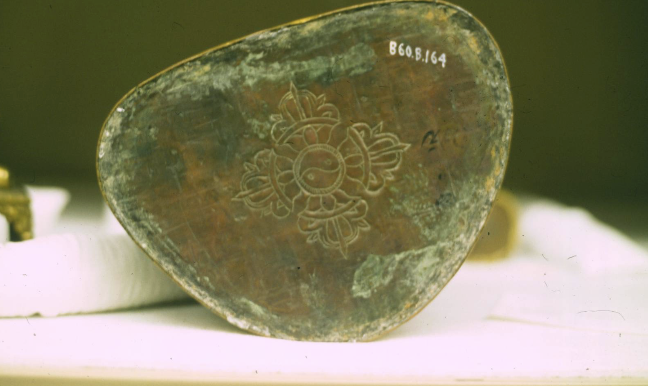 <ul><li><p>Vajra = tantric ritual tool, associated the diamond and the thunderbolt</p></li><li><p>presence on the bottom of statue indicates that it is consecrated</p></li></ul><p></p>