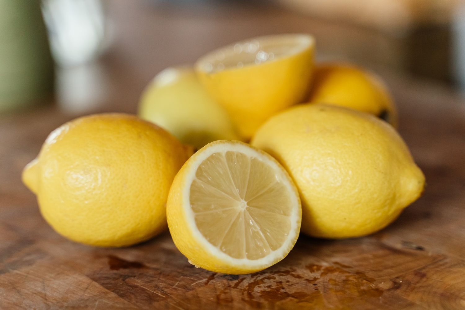 <ul><li><p>Fleshy &amp; Simple Fruit</p></li><li><p>Special Type of Berry</p></li><li><p>Leathery Rind</p></li><li><p>Interior Divided by Septa</p><ul><li><p>Indicates Number of Carpels</p></li></ul></li><li><p>Examples: Citrus Fruits like Lemons &amp; Oranges</p></li></ul><p></p>