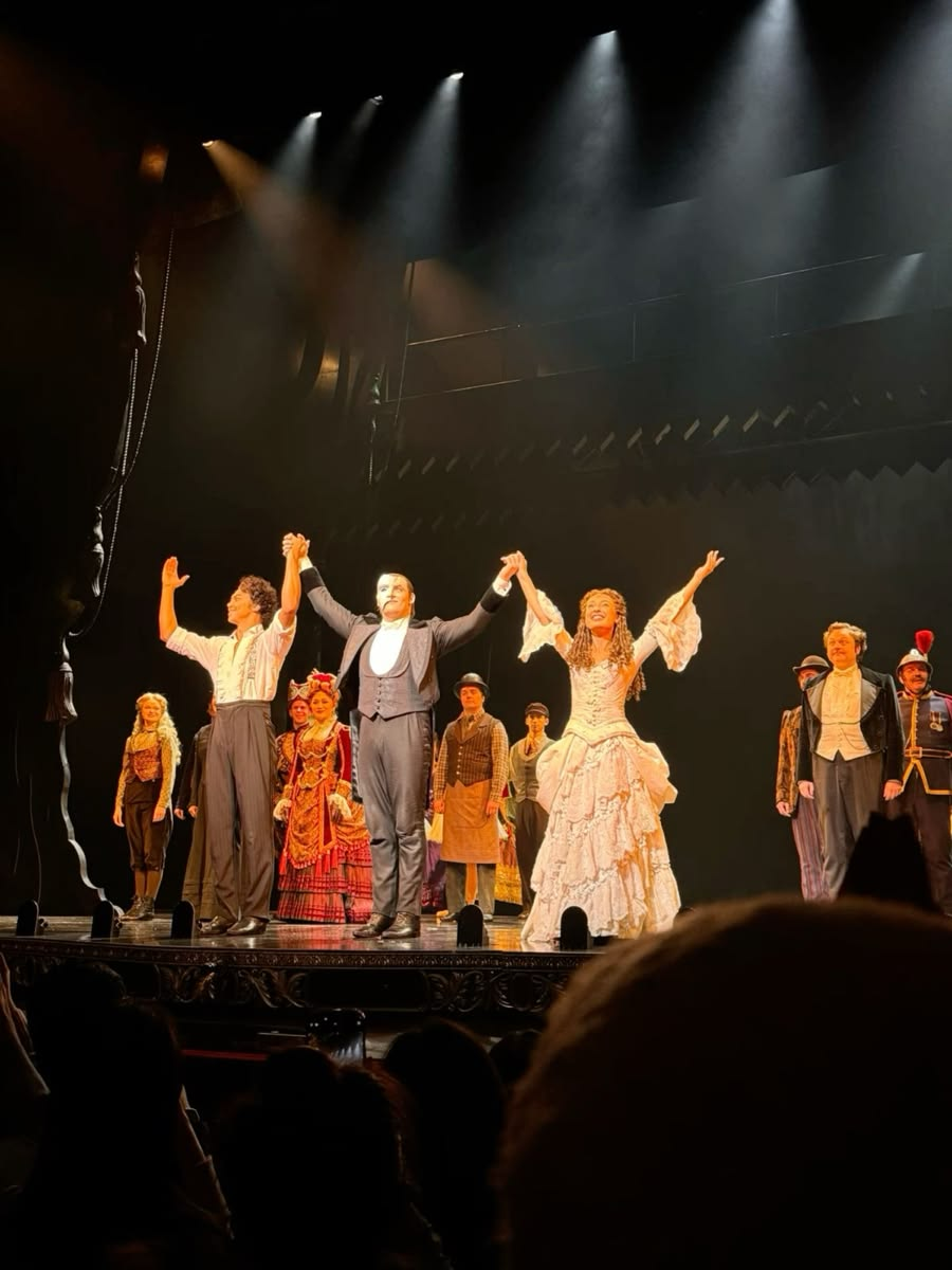 <p>театр </p><p>(They bought tickets for a play at the local t__________.)</p>