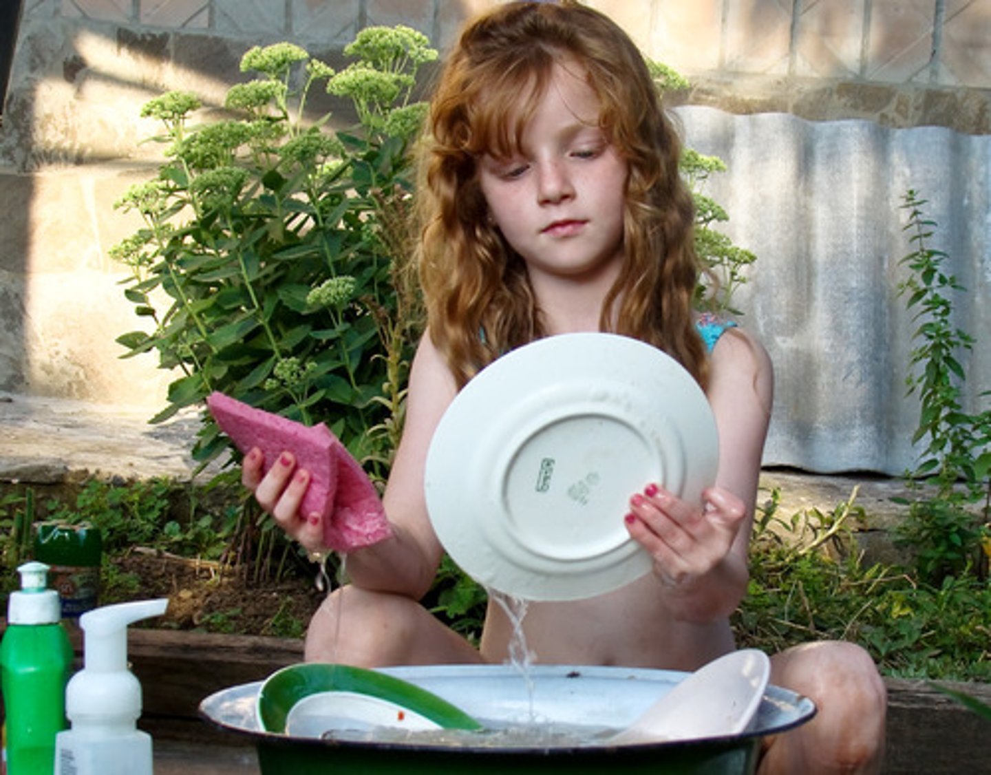 <p>/duː ðə ˈwɒʃɪŋ ʌp/ Rửa bát. My brother does the washing up after dinner.</p>