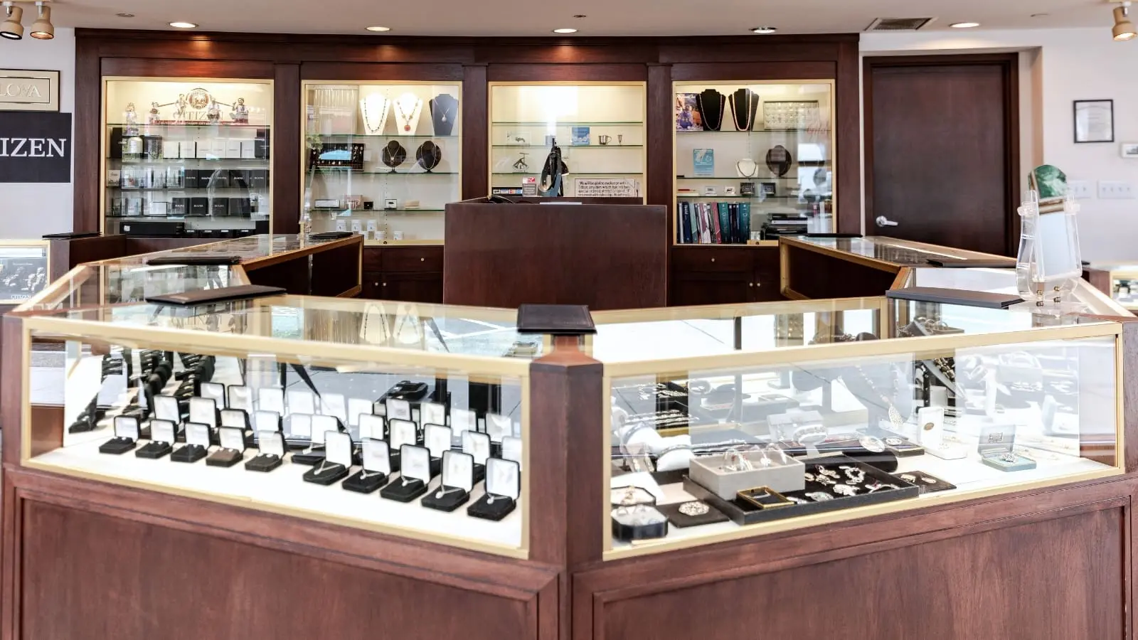 <p>jewelry store</p><p class="is-empty is-editor-empty has-focus">/ˈdʒuːəlri stɔː/</p>