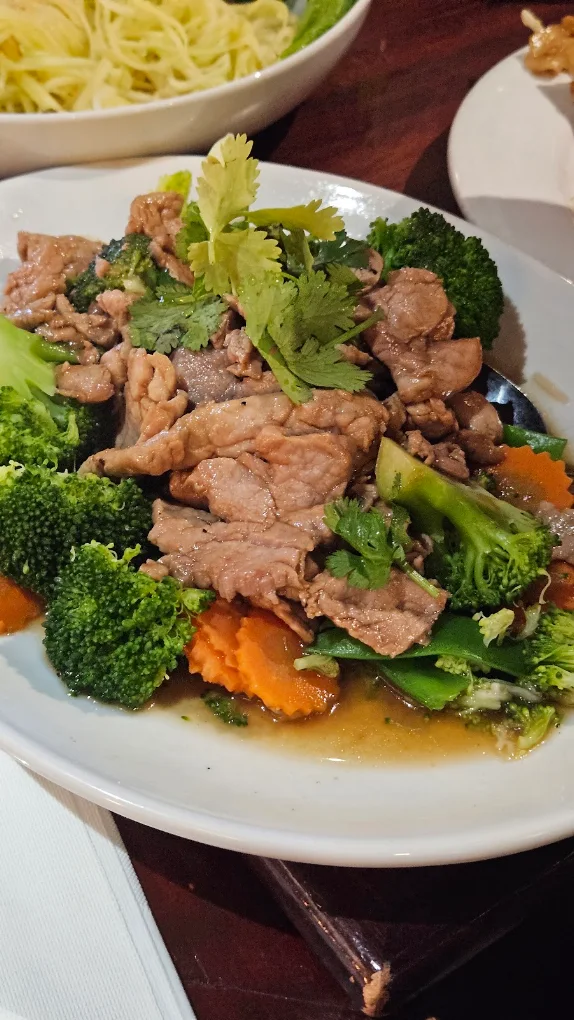 <p>Entree, similar to broccoli and beef, garlic + <strong>broccoli, carrots</strong></p>