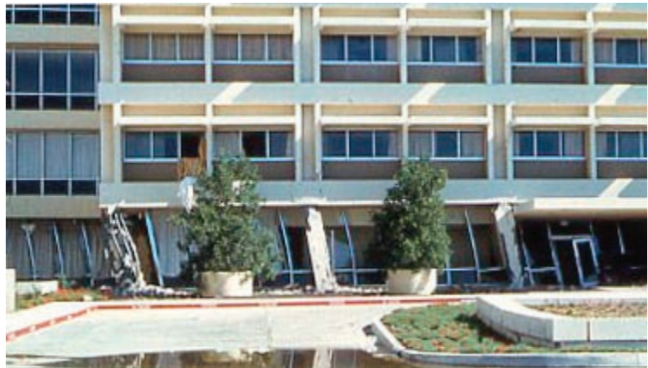 <p>What caused this seismic failure?</p>