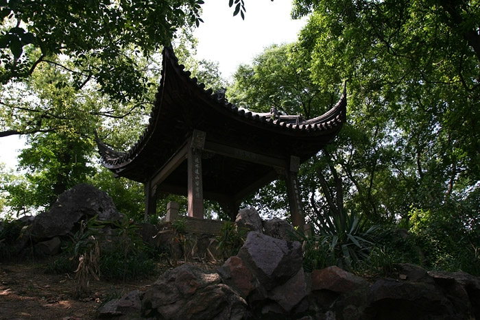 <p>The calligraphy on the pillars reading something like this: “Gentle breeze and bright moon priced at naught,/ Oh! How precious the streams and the distant hills nearby!”</p>
