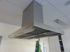 <p>n. thông gió</p><p>Ex: The ventilation in this office is excellent, with fresh air constantly circulating (lưu thông) throughout the room.</p><p> The lack of proper ventilation in the basement caused a musty (ẩm mốc) smell and poor air quality</p>