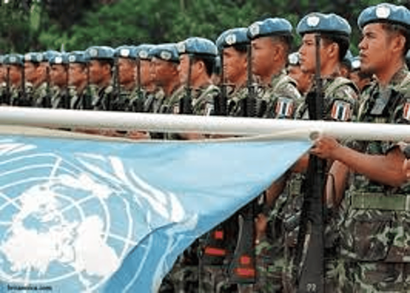 <p>(UN/military English) lực lượng gìn giữ hòa bình Ví dụ: UN peacekeeping forces arrived.</p>