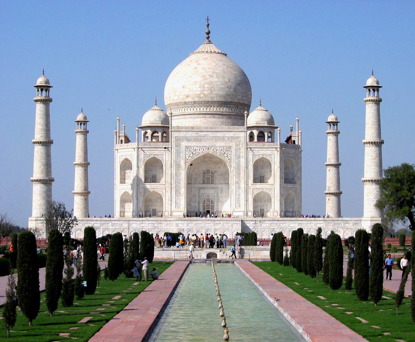 <p>Mogul emperor of India during whose reign the finest monuments of Mogul architecture were built (including the Taj Mahal at Agra) (1592-1666)</p>