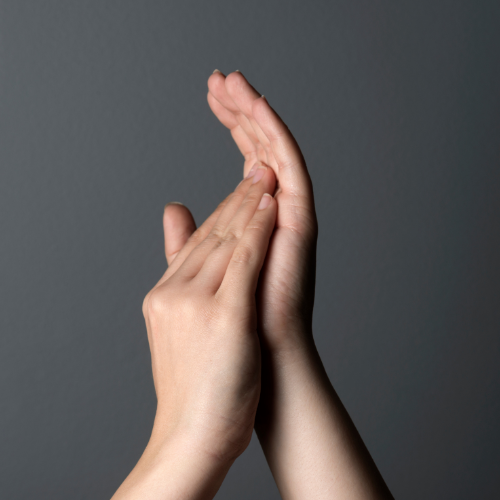 <p>Clap - <em>Cláp</em></p>