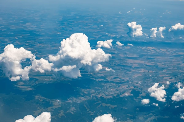 <p>Quelques nuages</p>