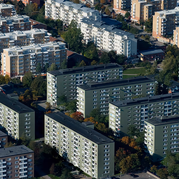 <p><span style="background-color: rgba(0, 0, 0, 0);"><strong>Geografiskt avgränsade platser </strong>med låg socioekonomisk status där <strong>kriminella</strong> påverkar lokalsamhället genom <strong>hot</strong> &amp; <strong>utpressning</strong> → <strong>otrygghet</strong> &amp; boende som <strong>inte</strong> <strong>anmäler</strong> brott eller <strong>medverkar</strong> i <strong>rättsprocesser</strong>. I <strong>särskilt utsatta </strong>områden är läget <strong>mycket allvarligt &amp; präglas av systematiska hot</strong> mot <strong>vittnen</strong>, <strong>parallella samhällsstrukturer</strong>, <strong>extremism</strong> &amp; <strong>hög koncentration</strong> av <strong>kriminella</strong> → nästan <strong>omöjligt</strong> för <strong>polisen</strong> att <strong>fullfölja</strong> sitt <strong>uppdrag</strong>.</span></p>