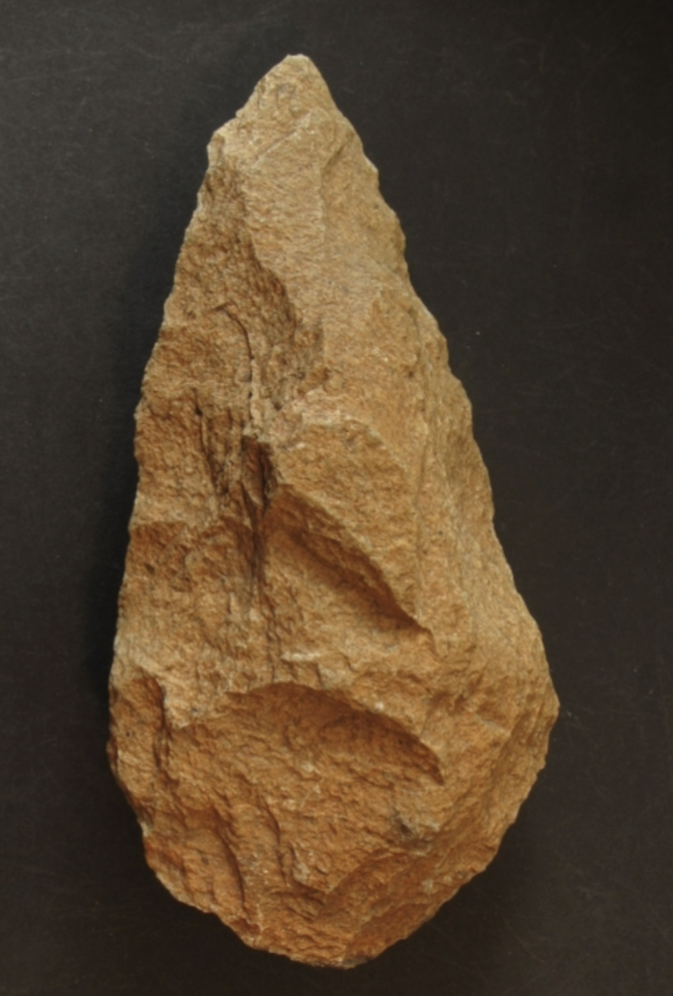 <ol><li><p>Name?</p></li><li><p>Origin?</p></li><li><p>BCE?</p></li><li><p>Which early human species made these?</p></li><li><p>Why can they be seen as the beginnings of art?</p></li><li><p>The name of the archaeological site and modern African country this one comes from? </p></li><li><p>What was unusual about some of the hand axes that were found here, and possible explanations for this?</p></li></ol><p></p>