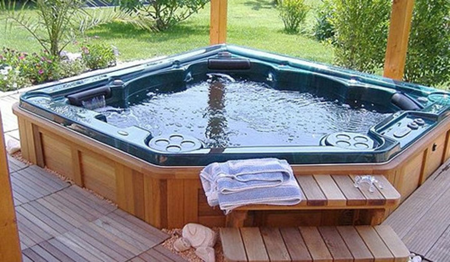 <p>Hot tub</p>