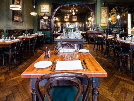 <p>el restaurante</p>