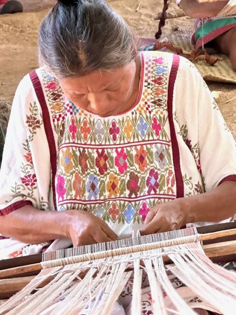 <p>Thợ thủ công - A person who is skilled at making things by hand, especially traditional or decorative objects.</p>