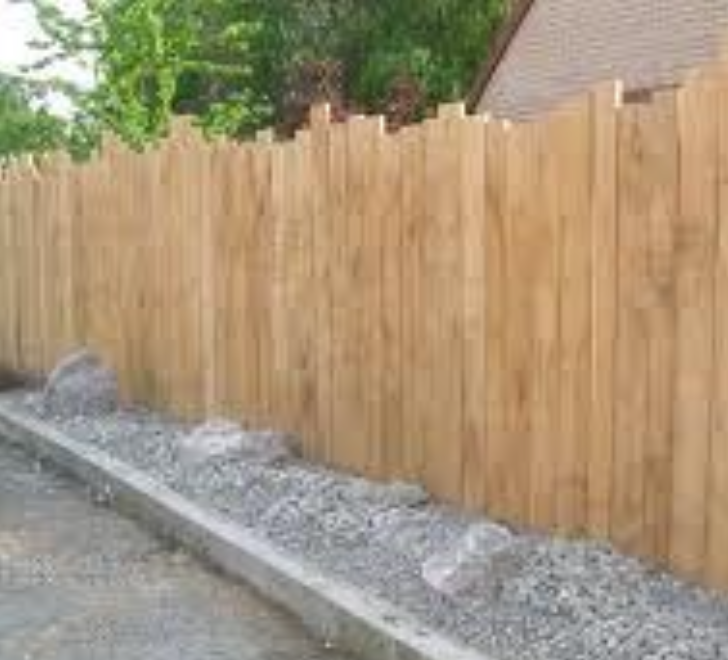<p>clôture formée de planches ou de pieux en bois plantés verticalement, utilisée pour délimiter, protéger ou fermer un espace (chantier, jardin, fortification).</p>