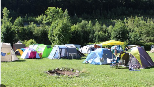 <p><span style="color: blue;">der Zeltplatz</span></p>