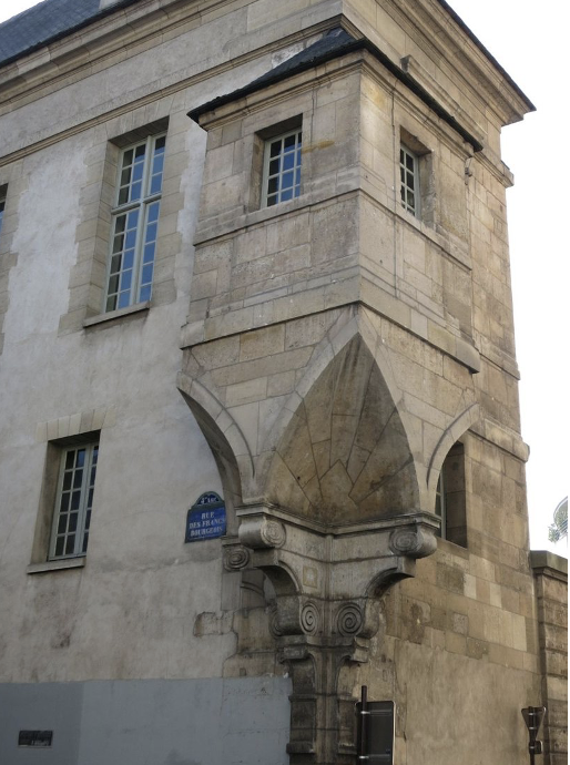 <p><span>petite voûte triangulaire, conique ou pyramidale, portant un ouvrage en surplomb.</span></p>