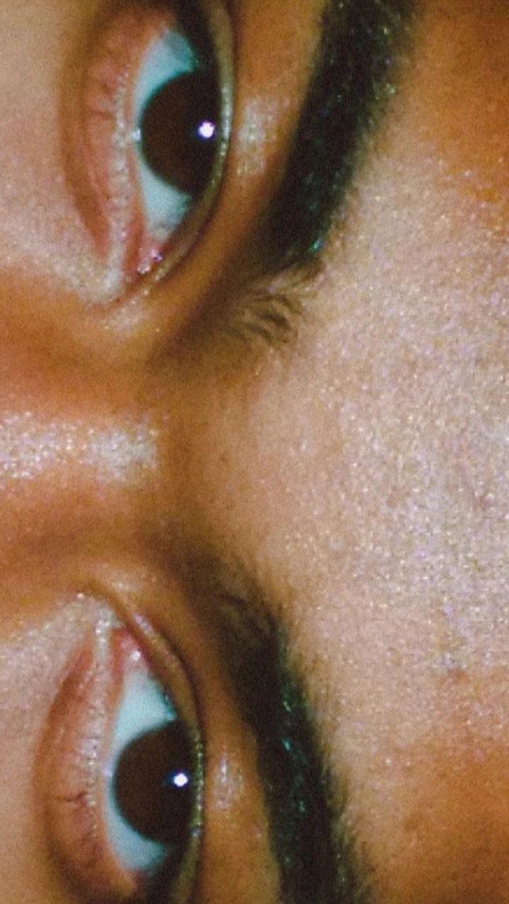 <p>Displays one or two facial features.</p>